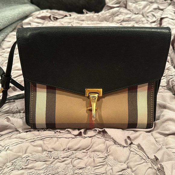 Burberry purse - Picture 1 of 7